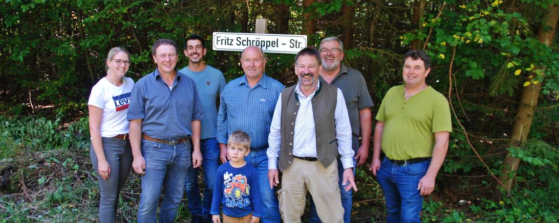 1.Vorsitzender Karl Stumpf mit der Vorstandschaft der Karab und Fritz Schröppel bei der Einweihung der Fritz-Schröppel-Straße (v.l. Kassier Julia Tschunke, Schriftführer Thomas Wiedemann, Beisitzer Benjamin Lanzer, Fritz Schröppel mit Enkel Lorenz Gaudera, 1. Vorsitzender Karl Stumpf,  2. Vorsitzender Heinz Schreitmüller und Beisitzer Thomas Kornmann)