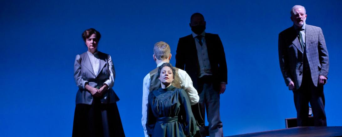 Auf dem Bild zu sehen: Szene aus dem Theaterstück Marie Curie.