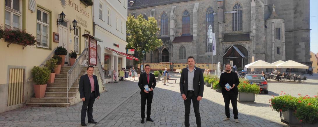 Auf dem Bild zu sehen Daniel Wizinger (Leiter Sachgebiet Tourist-Information), Oberbürgermeister David Wittner, Stefan Thomma (Autor), Matthis Lehmann (Inhaber Buchhandlung Bücher Lehmann).
