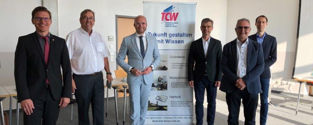 Bild zeigt von links Oberbürgermeister David Wittner, Karl-Heinz Bachmann (Geschäftsführer MEBA Biogas GmbH), Dr. Fabian Mehring (MdL; Parlamentarischer Geschäftsführer der Freien Wähler), Dipl.-Ing. (FH) Josef Wolf (Geschäftsführer TCW), Ing. Leo van Bree (Geschäftsführer MEBA Biogas GmbH) und Prof. Dr. Florian Kerber (Hochschule Augsburg).