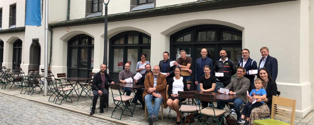 Auf dem Bild zu sehen die teilnehmenden Gastronomen und Gastronominnen aus Nördlingen zusammen mit Stadtmarketingverein und Oberbürgermeister David Wittner.
