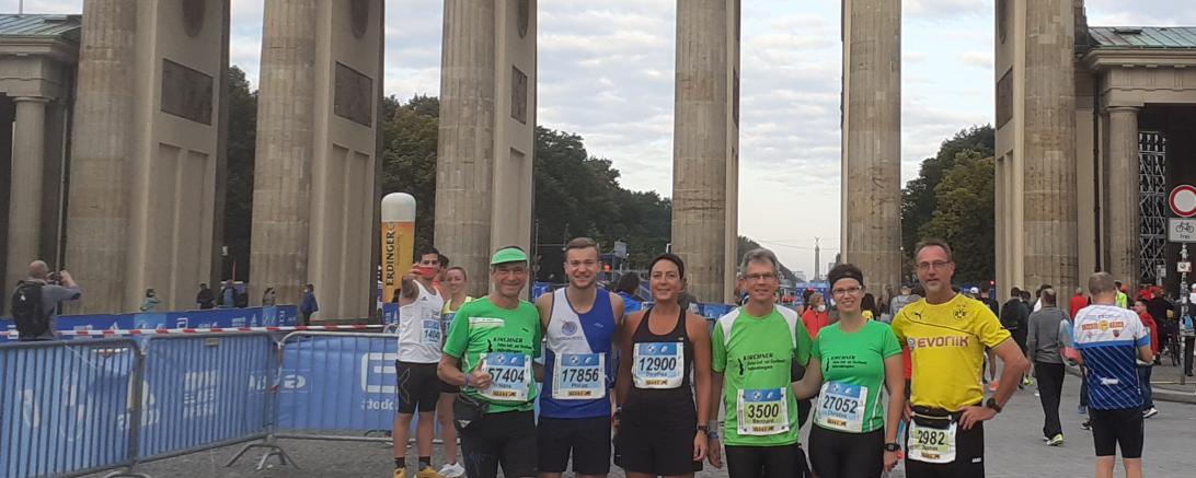  Auf dem Foto vor dem Brandenburger Tor von links, Hans Niederhuber, Philipp Moll, Dorothea Gaudernack, Bernhard und Christina Satzenhofer und Thomas Jakob. 