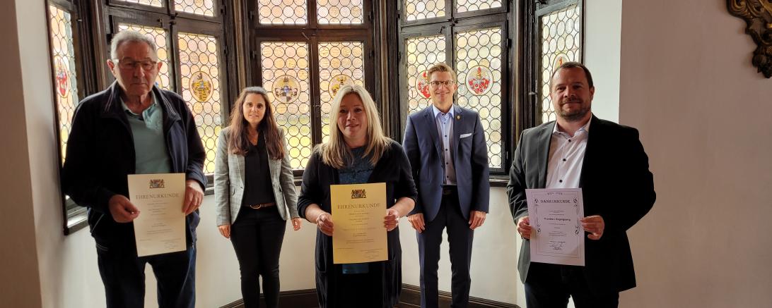 v.l. Friedrich Beck, Michaela Kleebauer (Leiterin Sachgebiet Personalwesen), Christine Simbeck, Oberbürgermeister David Wittner und Thorsten Vogelgsang (Leiter Sachgebiet Bauverwaltung und Bauordnung)