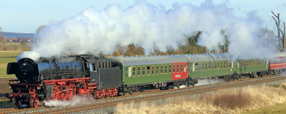 Der Dampfschnellzug „Oberpfalz“ mit der Schnellzugdampflok 001 180-9. 