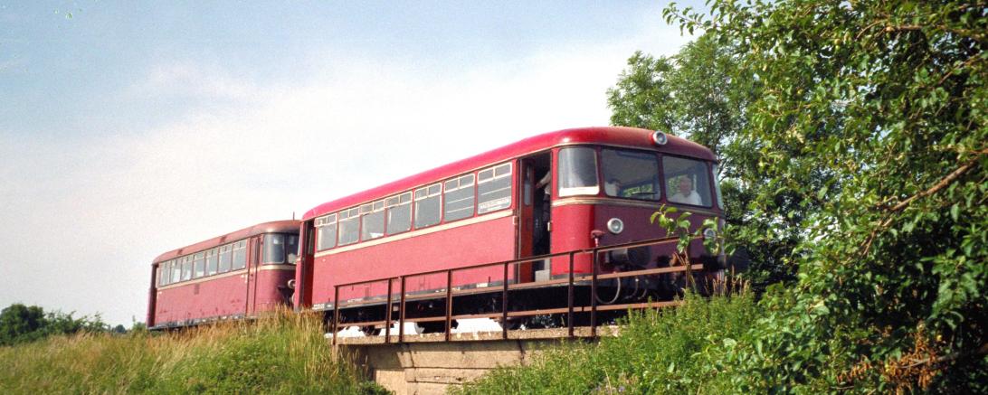 Auf dem Bild zu sehen der Schienenbus.