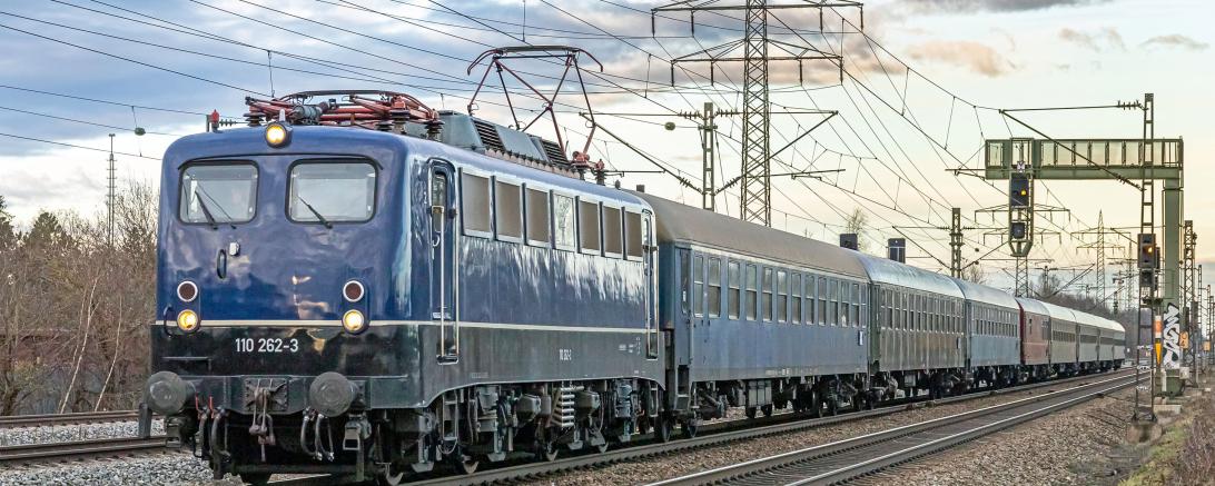 Auf dem Bild: Der Sonderzug Luther, gezogen von einer historischen Elektrolokomotive und  aus Schnellzugwagen im Stil der 1950er/1960er Jahre gebildet wird.