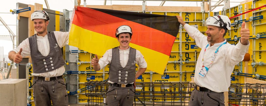 Von Links: Die beiden Teilnehmer und Gewinner Niklas Berroth und Julian Kiesl, Bundestrainer Josef Leberle