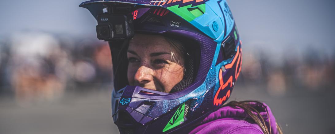 Motorradfahrerin mit Helm