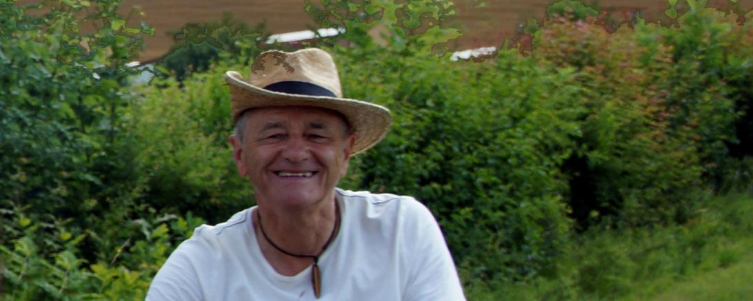 Auf dem Bild zu sehen eine Person beim Wandern.