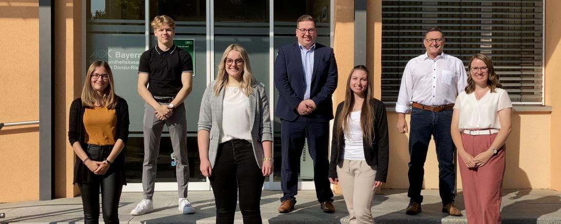 Sieben Personen stehen vor AOK-Geschäftsstelle