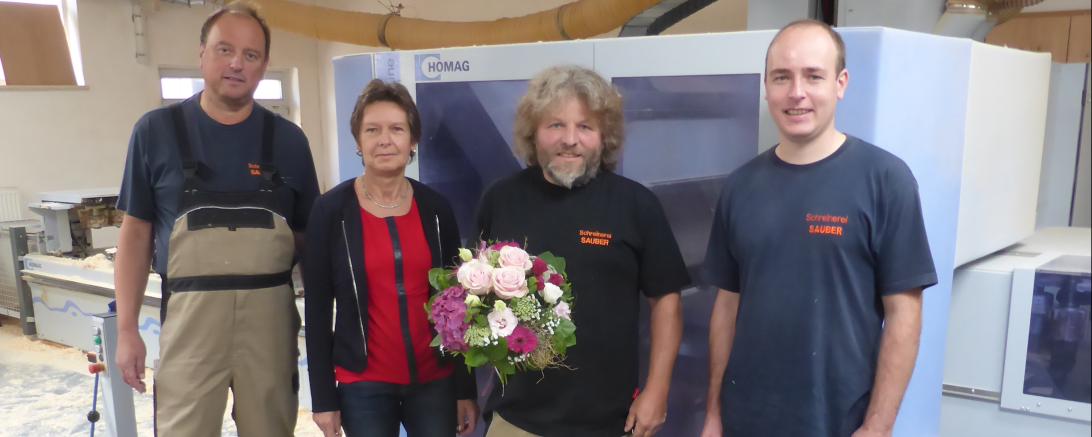 Auf dem Bild zu sehen Günther Wager mit der Familie Sauber.