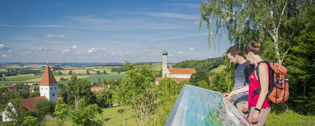 Auf dem Bild zu sehen der Ausblick vom Lehrpfad Geotope Kühstein mit Panoramatafel.