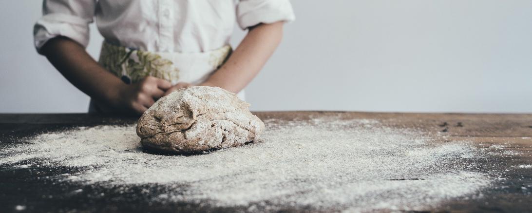 Auf dem Bild zu sehen ein Bäcker beim Backen.