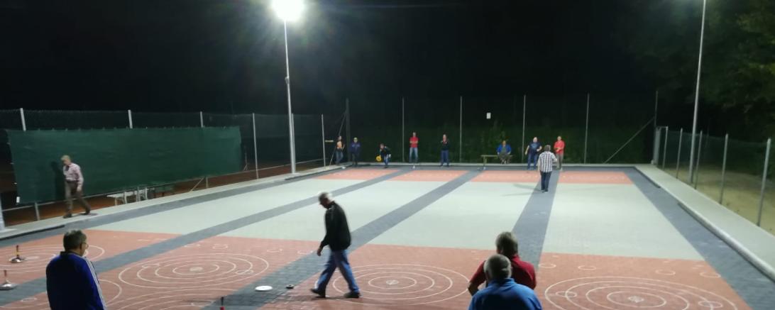 Auf dem Bild zu sehen der Stockplatz am Abend.