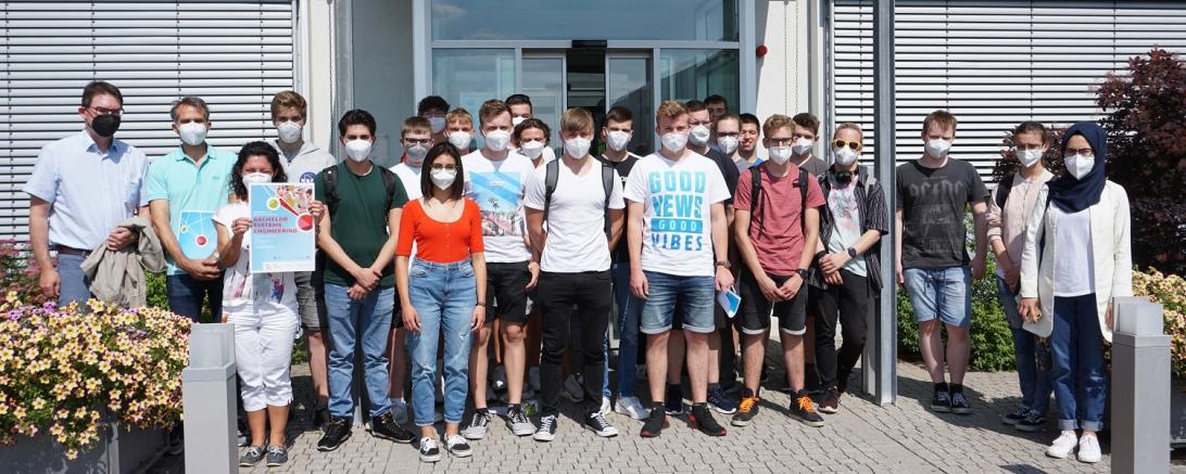 Gruppenbild von Schüler*innen und Lehrkräften der Stattlichen Fachober- und Berufsoberschule beim Besuch des Technologie Centrums Westbayern. 