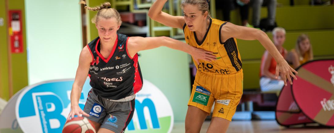 Auf dem Bild zu sehen Bianca Helmig am Ball im Zweikampf.