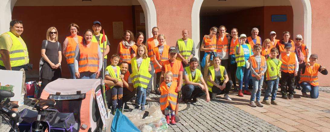 Auf dem Bild zu sehen die Freiwilligen Müllsammler.