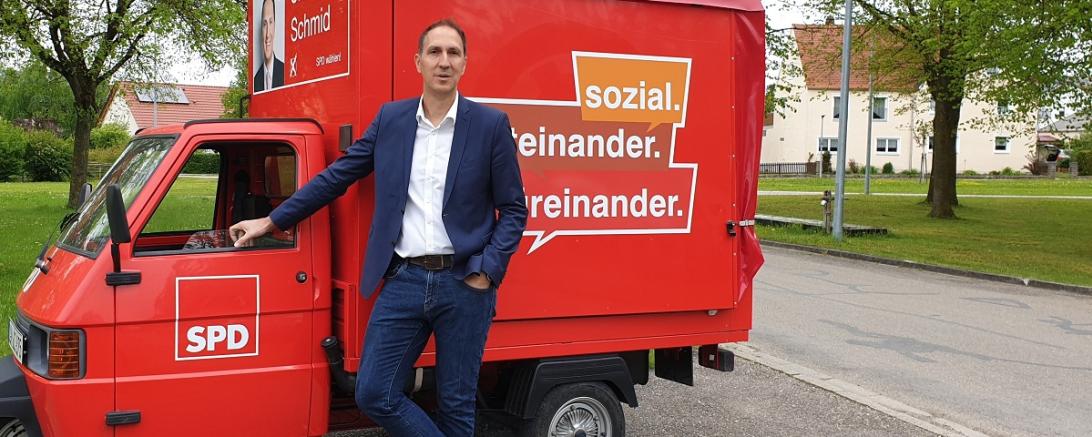 Auf dem Bild zu sehen Christoph Schmid mit seiner roten Ape.