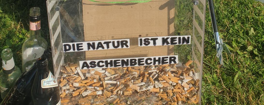 Unter dem Motto "Die Natur ist kein Aschenbecher", hat die Plogging Gruppe Donauwörth eine Kiste für Zigaretten-Stummel aufgestellt.
