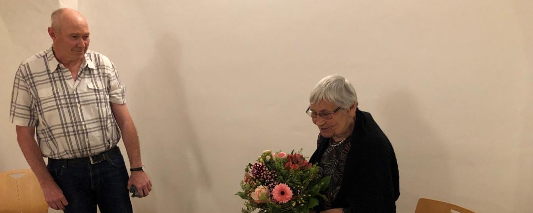 Neu-Vorstand Roland Hochstatter (l.) überreicht der langjährigen Vorsitzenden Marianne Schulz (r.) einen Blumenstrauß als Zeichen der Wertschätzung und des Dankes. 