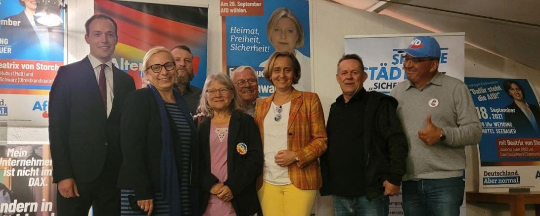 Auf dem Bild zu sehen die Vorstandschaft sowie der Moderator Peter Junker und die Referenten.