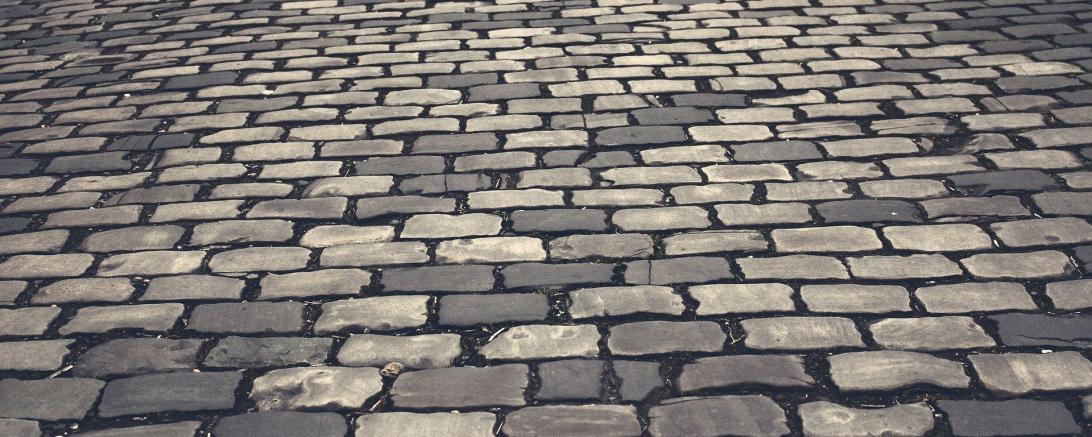 Auf dem Bild zu sehen eine Straße aus Kopfsteinpflaster.