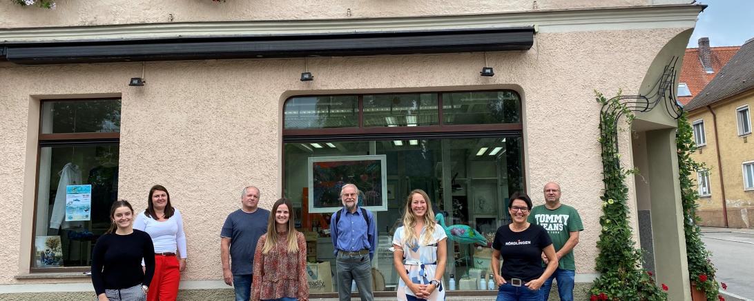 Auf dem Bild zu sehen Paulina Vogelgsang (Nomadify), Isabella Baur (Werbegemeinschaft Oettingen), Reinhard Bosch (Wemding), Maren Rosenwirth (VG Wemding), Erich Rieder (Wemding), Barbara Wunder (Landkreis Donau-Ries), Susanne Vierkorn (Stadtmarketingverein Nördlingen), Uwe Dunzinger (Stadtrat Wemding).
