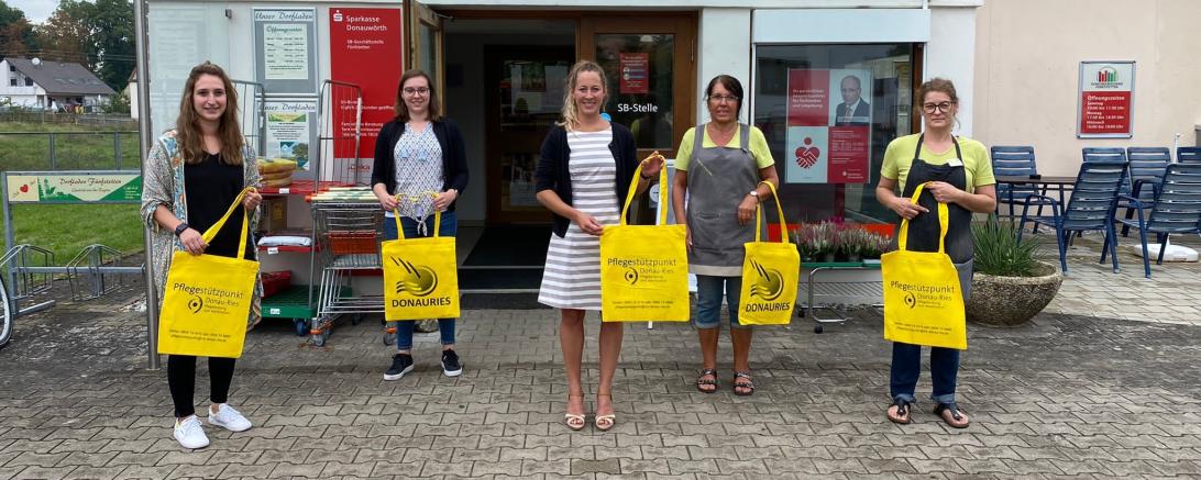 Auf dem Bild zu sehen Frauen mit den Demenz-Taschen.