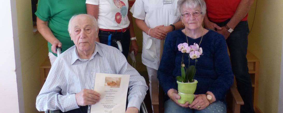 Auf dem Bild zu sehen das Ehepaar mit Gratulanten.