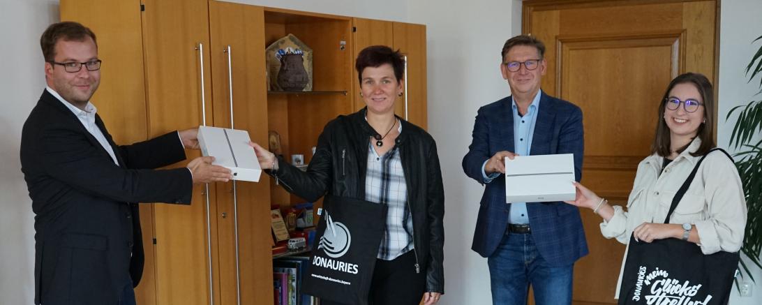 Landrat Stefan Rößle (Mitte) und Klemens Heininger (links), Geschäftsführer des Wirtschaftsförderverbandes DONAURIES e. V., bei der Übergabe der Hauptpreise an Anna-Lena Hattler (rechts) und Silvia Tonn (2. v. links).