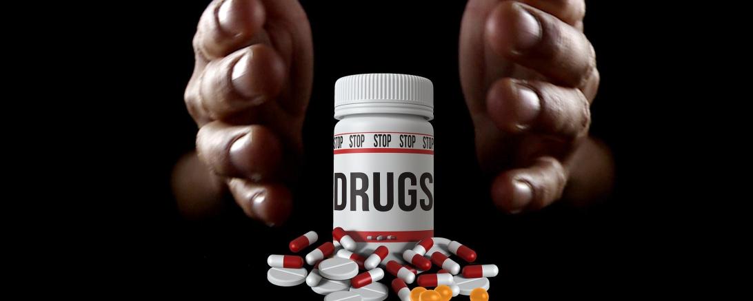 Auf dem Bild sieht man ein Medikament, auf dem Drogen steht.