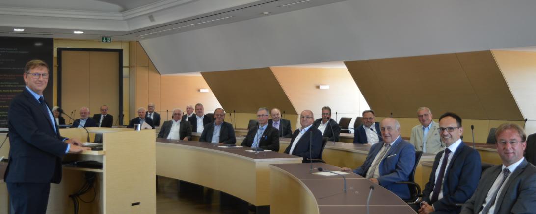 Auf dem Bild zu sehen Landrat Stefan Rößle bei der Verleihung der Kommunalen Verdienstmedaille in Bronze.