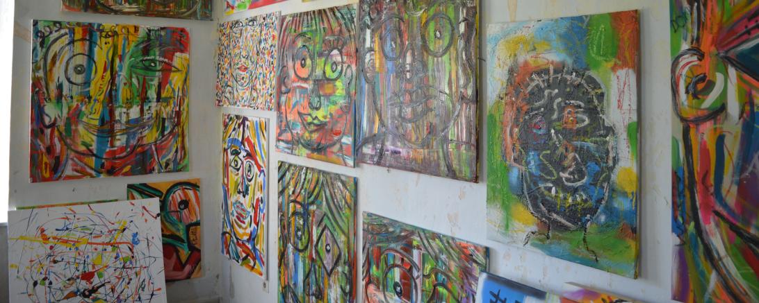 In seinem "Atelier" hat Maximilian Dußmann genug Platz, um alle seine Kunstwerke auszustellen. 