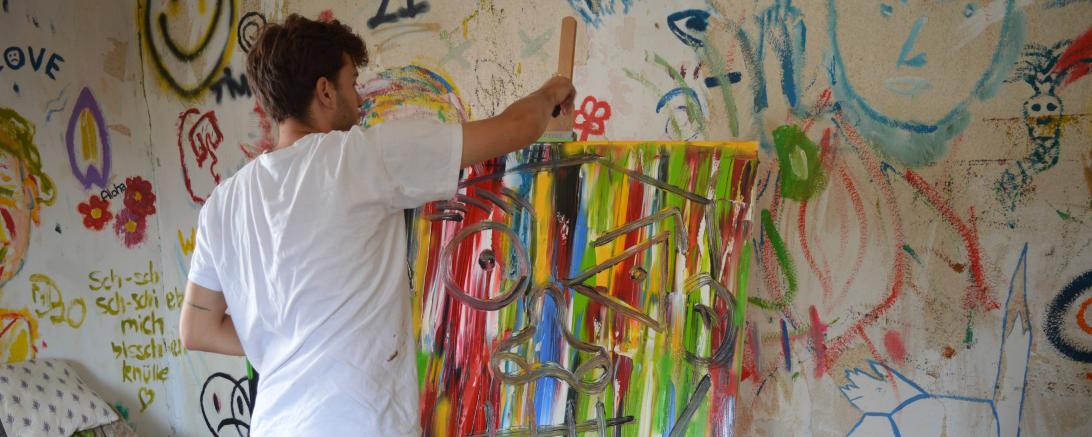 "Manche Bilder brauchen Wochen, andere nur wenige Tage", erzählt Maximilian Dußmann. Hier entsteht gerade eines seiner neuesten Bilder. 