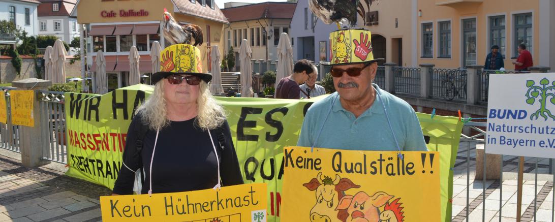 Von links: Lisa und Edgar Munz protestieren seit über zehn Jahren gegen Massentierhaltung. Für die Kundgebung in Donauwörth sind sie extra aus Ingolstadt angereist. 