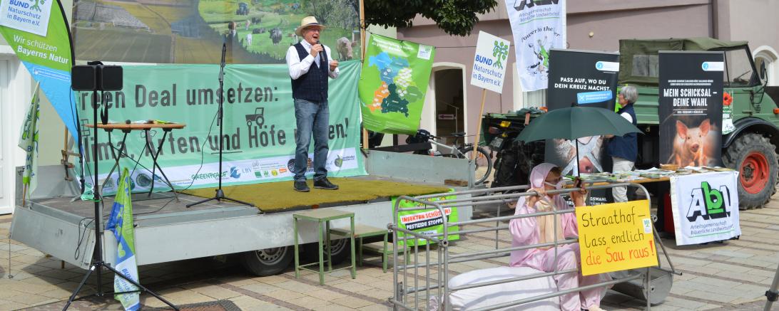 Rupert Ebner, Tierarzt und Mitglied von Slowfood München, auf der Bühne im Donauwörther Ried.