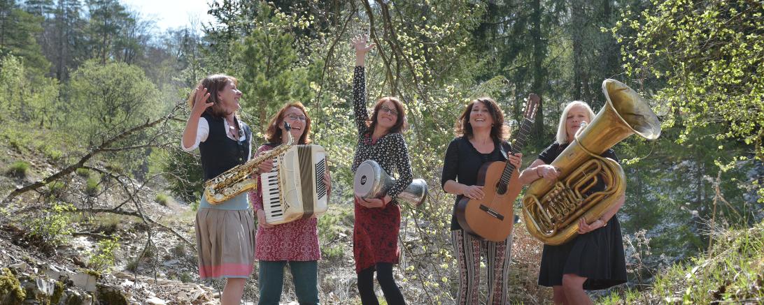 Auf dem Bild zu sehen das Quintett mit ihren Instrumenten.