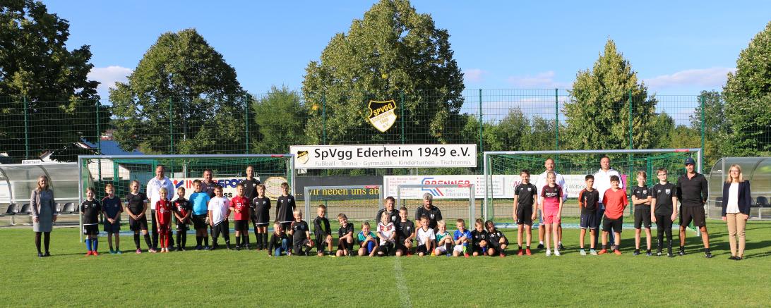 Sina Hofmann (links) und Magdalena Ziegelbauer (rechts) von der Raiffeisen-Volksbank Ries mit Kindern, Jugendlichen, Trainern und Verantwortlichen der SpVgg Ederheim vor den vier neuen Toren. 