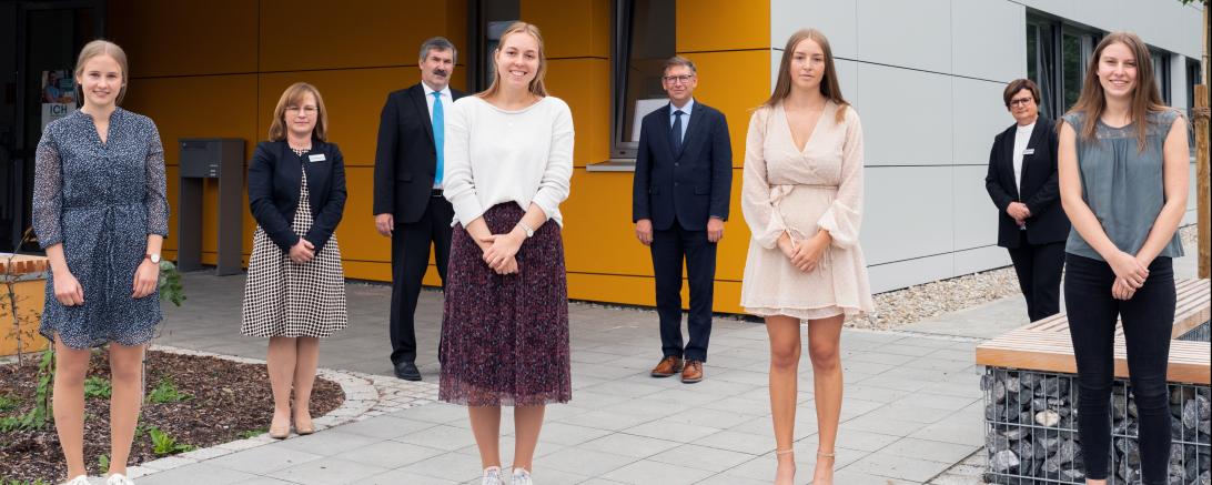 Die Jahrgangs-Besten Laura Gail, Anna-Lena Schneider, Johanna Bock und Anna Berchtold (vorne von links) freuten sich mit der stellvertretenden Schulleiterin Karin Lüdtke-Engel, dem gKU-Vorstandsvorsitzenden Jürgen Busse, Landrat Stefan Rößle und Schulleiterin Karola Rigel (hinten von links) über die guten Ergebnisse.