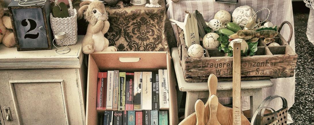 Auf dem Bild zu sehen ein Flohmarktstand.