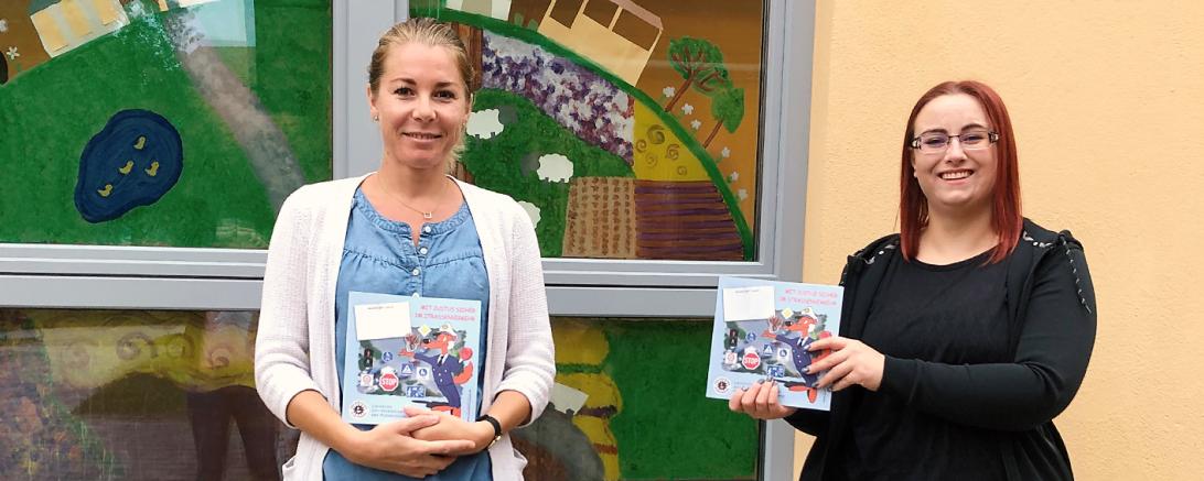Auf dem Bild zu sehen das Überreichen der Lernhilfen.