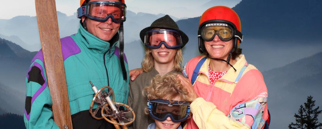 Auf dem Bild zu sehen vier Menschen in der Fotobox.