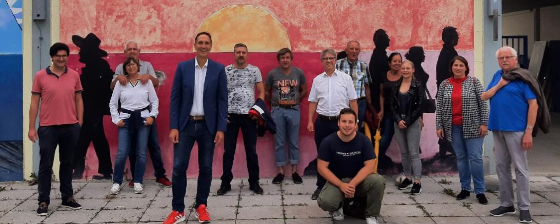 Auf dem Bild zu sehen die Teilnehmenden des Stadtspaziergangs.