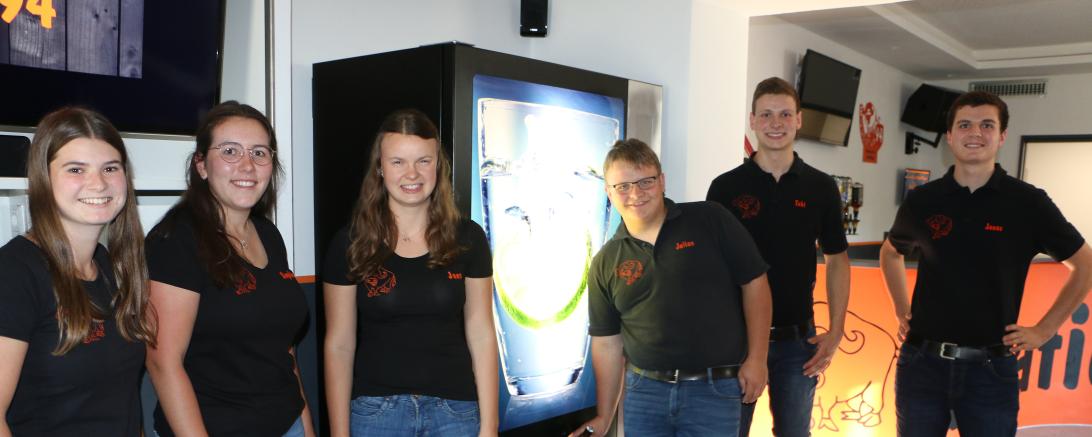 Die Education-Vorstandschaft. Von links: : Magdalena Wolf (Kassiererin), Sophie Mayer (Beisitzerin), Jana Ernst (Schriftführerin), Julian Boos (1. Vorstand), Tobias Bosch (2. Vorstand), Jonas Bosch (Beisitzer) 