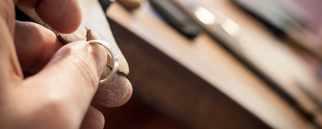 Auf dem Bild zu sehen eine Goldschmiede.