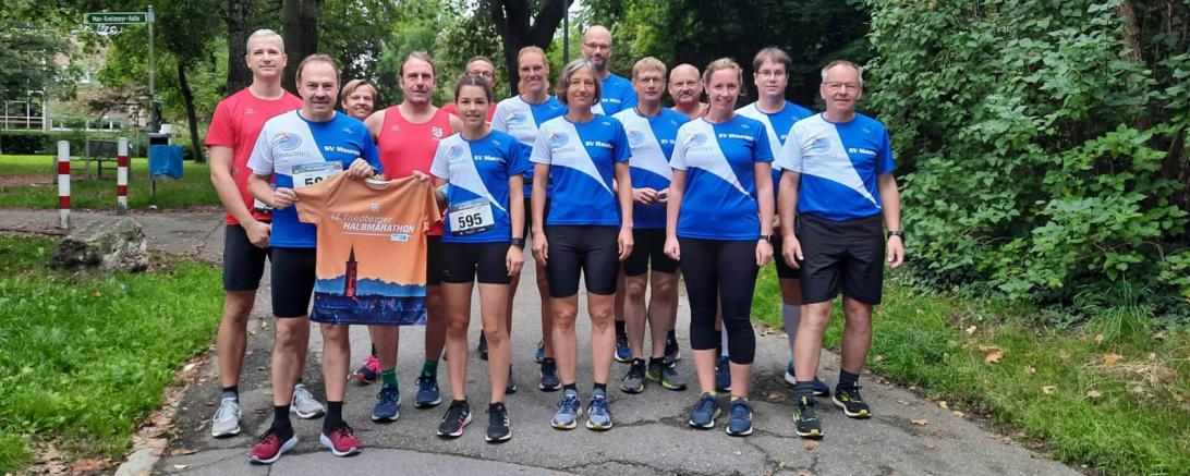 Läufer*innen in blau-weißen Trikots auf Weg bei Bäumen