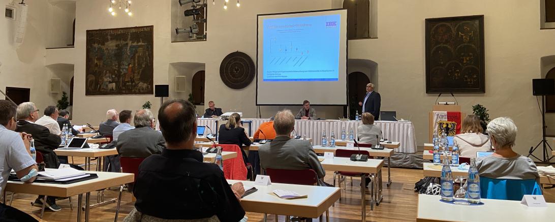 Stadtratssitzung Nördlingen, Stadträte hören Vortrag mit Präsentation auf Leinwand