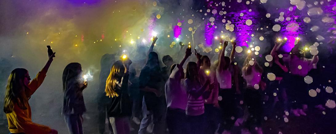 Das Bild zeigt die Tanzfläche mit Seifenblasen und Nebel auf der U-16-Party in Nördlingen.  