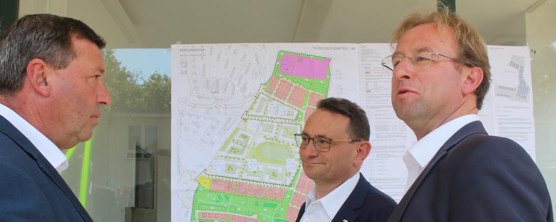 Volkmar Vogel (links) besichtigt mit Ulrich Lange (mitte) und Wolfang Fackler das Areal der ehemaligen Alfred-Delp-Kaserne in Donauwörth. 