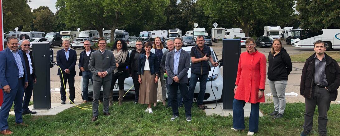 Unser Bild zeigt die Gäste bei der Übergabe der Ladesäulen auf der Kaiserwiese.